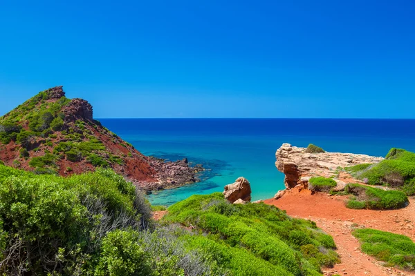 Vista para o mar Mediterrâneo da costa da ilha de Menorca em Cala del Pil — Fotografia de Stock