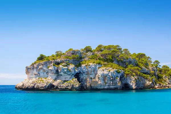 Menorca sziget déli part tenger-szikla a napsütéses napon, Spanyolország. — Stock Fotó