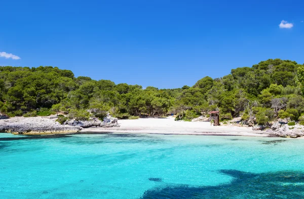 Cala Turqueta playa en día soleado, Menorca isla, España . — Foto de Stock