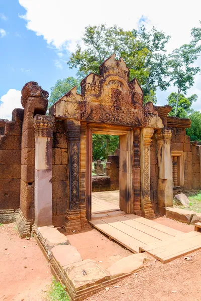 Entrada al templo de Banteay Srei, Camboya . — Foto de Stock