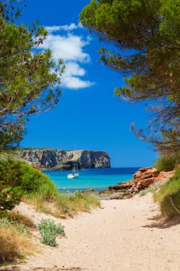 plaj kum yolu üzerinden cala algaiarens görüntüleyin