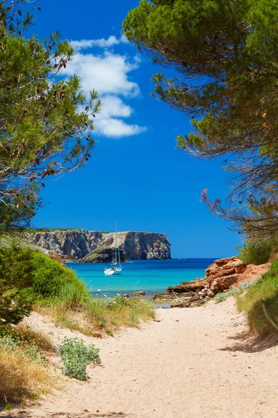 View on Cala Algaiarens from sand pathway to the beach — Stock Photo, Image