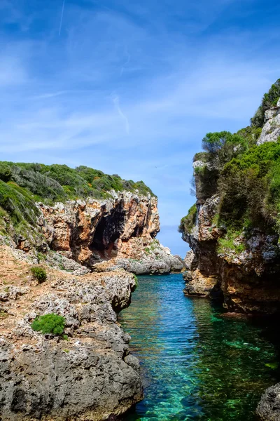 Cala de rafalet enseada em dia de sol, ilha de menorca, Espanha — Fotografia de Stock