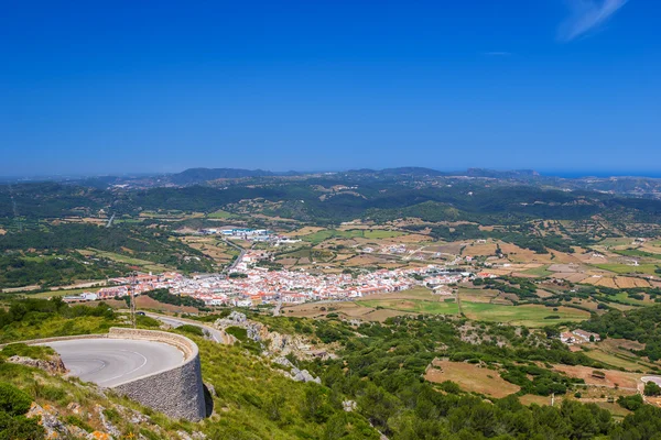 Es mercadal stad gezien vanaf monte toro — Stockfoto