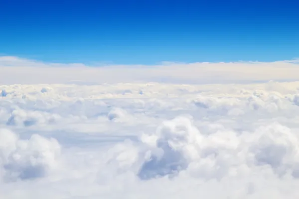 Horizontale cloudscape landschap met blauwe hemel hierboven. — Stockfoto