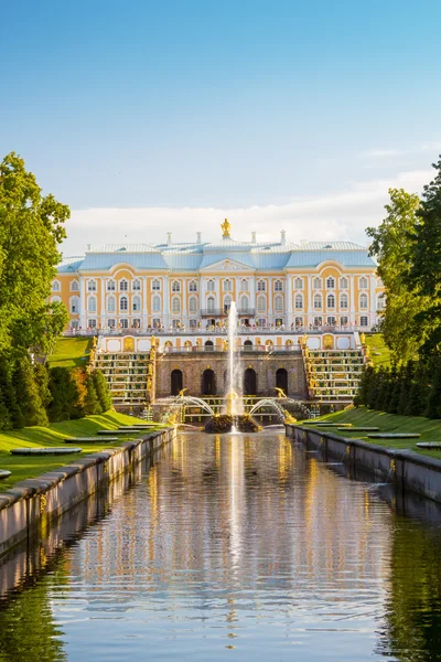 Pałac grand peterhof z odbicia w chann głównego parku — Zdjęcie stockowe