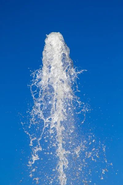 Grande sorgente d'acqua contro il cielo blu chiaro . — Foto Stock