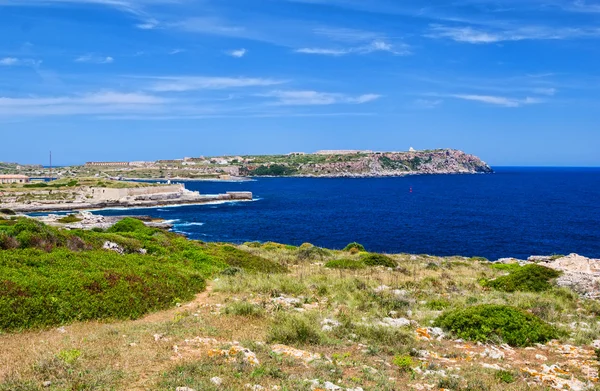 Menorca eiland kust met zicht op la mola Fort schiereiland, sp — Stockfoto