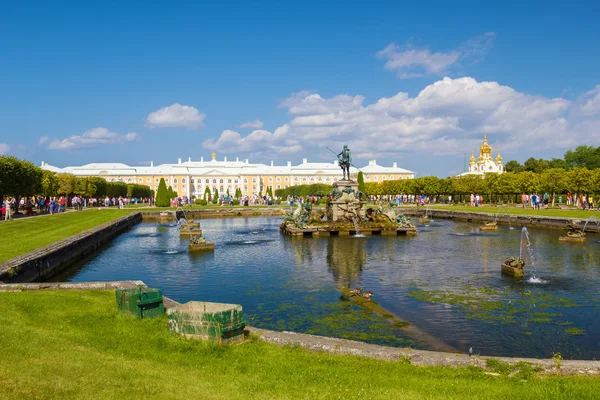 Park górny Pałac Peterhof w słoneczny dzień. — Zdjęcie stockowe