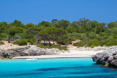 Cala des talaier beach güneşli gün içinde menorca adasında, İspanya.