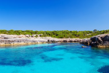 Menorca Adası Güney kıyısında güneşli gün, Balear Adaları, İspanya
