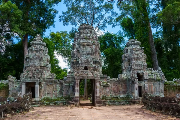 Antika portarna på vägen till templet preah khan, siem reap, cambod — Stockfoto