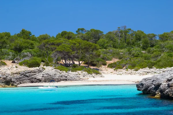 Cala des talaier beach güneşli gün içinde menorca adasında, İspanya.