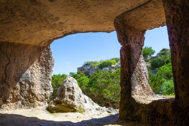 cala morell nekropol mağaraların içinden görüntüleyin