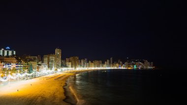 Benidorm şehir plaj, gece.