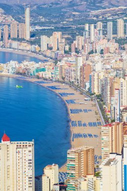 Benidorm şehir plaj güneşli gün, İspanya.