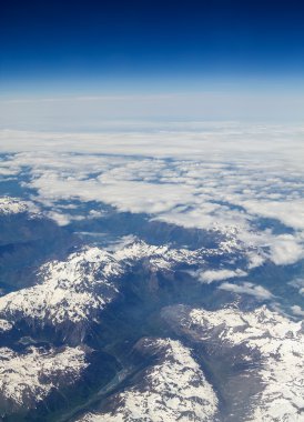Pyrenees dağ zirveleri karla kaplı.