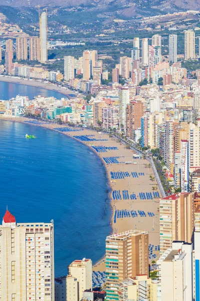 Benidorm város strandjától, a napsütésben, Spanyolország. — Stock Fotó