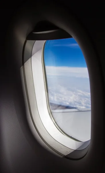 Ventana plana con cielo azul y nubes afuera . —  Fotos de Stock