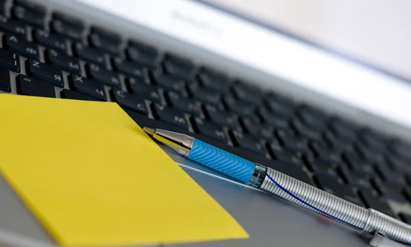 Pluma en el teclado — Foto de Stock