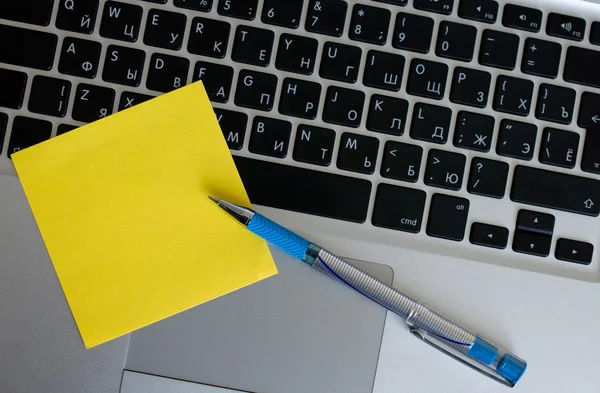 Pen op het toetsenbord — Stockfoto