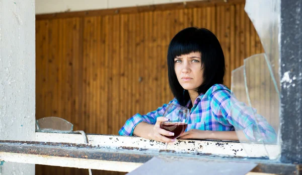 La jeune fille avec un verre de vin — Photo