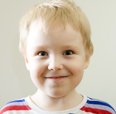 Onun yüzünde bir gülümseme ile mutlu çocuk