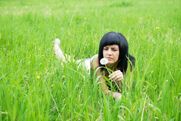La chica yace sobre una hierba —  Fotos de Stock