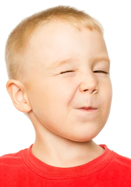 Четырехлетний мальчик делает подмигивающее лицо — стоковое фото