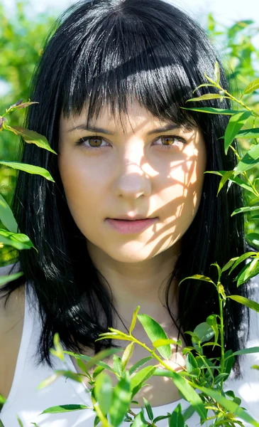 Krásná dívka v zeleném listoví — Stock fotografie