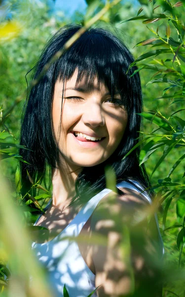 Krásná dívka v zeleném listoví — Stock fotografie