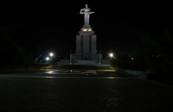 Socha Matky Arménie nebo Mayr Hayastan. Památník se nachází ve Victory Park, Jerevan město, Arménie. — Stock fotografie