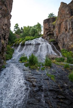 Ermenistan 'da Arpa nehrinde Jermuk şelalesi