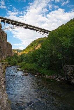 Ermenistan 'ın dağlık kesimindeki Jermuk Köprüsü. Arpa Nehri Kanyonu 'ndaki köprü.