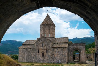 Tatev manastırı, Ermenistan, yaklaşık IX yüzyıl, büyük bina Aziz Poghos ve Petros kilisesi, yaklaşık X yüzyıl, manastır Vorotans Kanyonu 'nun üzerinde, kalın duvarlar içinde keşiş hücreleri var.