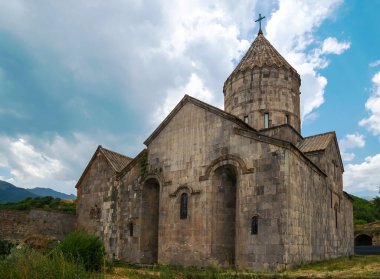 Tatev manastırı, Ermenistan, yaklaşık IX yüzyıl, büyük bina Aziz Poghos ve Petros kilisesi, yaklaşık X yüzyıl, manastır Vorotans Kanyonu 'nun üzerinde, kalın duvarlar içinde keşiş hücreleri var.