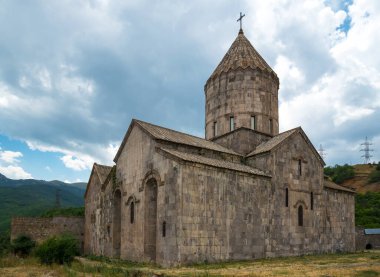 Tatev manastırı, Ermenistan, yaklaşık IX yüzyıl, büyük bina Aziz Poghos ve Petros kilisesi, yaklaşık X yüzyıl, manastır Vorotans Kanyonu 'nun üzerinde, kalın duvarlar içinde keşiş hücreleri var.