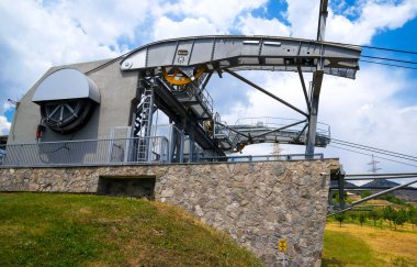 Tatev 'in Kanatları - dünyanın en uzun duraksız çift yönlü tramvayı. Halidzor Kalesi köyün yakınlarındadır. Halidzor, Syunik 'te bir köydür.