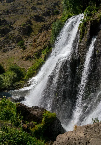 18メートルの高さがある天の滝 それはゴリス市の近くに アルメニアのシヌーク地方に位置しています — ストック写真