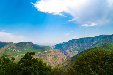 Yazın Ermenistan, Tatev yakınlarında manzara dağları.