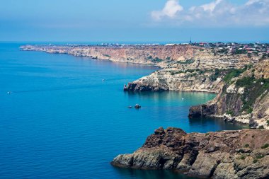 Fiolent pelerin, Sivastopol yakınlarında deniz. Karadeniz 'in güneşli manzarası