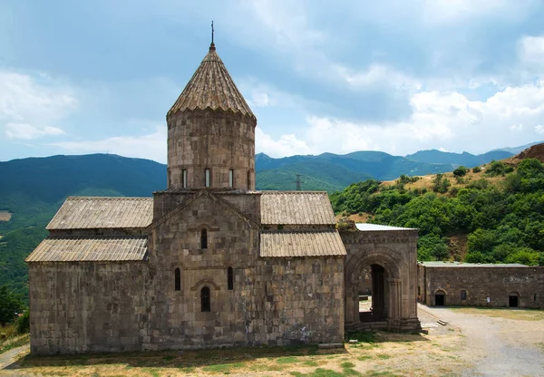 The Tatev monastery is above the river Vorotans canyon, in thick walls is monks cells — Stock Photo, Image