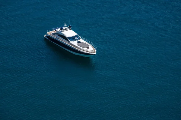 Prachtig uitzicht op Yacht zeilen in open zee op rustige dag. Drone view - vogels oog hoek. Jachtthema — Stockfoto