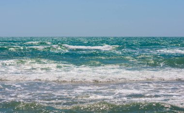 Sochi sonbahar fırtınada. Büyük dalgalar setin yakınlarında. Fırtınalı sonbahar siyah deniz. Azgın Karadeniz. Büyük dalga portre