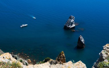 Sakin bir günde açık denizde yelken açan Yat 'a inanılmaz bir manzara. İnsansız hava aracı görüntüsü, kuşların görüş açısı. Yat teması.