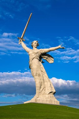 VOLGOGRAD, RUSSIA - Haziran 05, 2021: Anavatan çağırıyor. Anıt 05 Haziran 2021 'de Volgograd, Rusya' da. Anıt anıt 1967 'de inşa edildi.