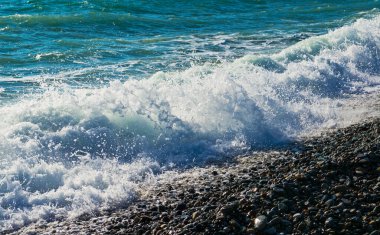 Sochi sonbahar fırtınada. Büyük dalgalar setin yakınlarında. Fırtınalı sonbahar siyah deniz. Azgın Karadeniz. Büyük dalga portre