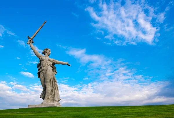 VOLGOGRAD, RUSSIA - Haziran 05, 2021: Anavatan çağırıyor. Anıt 05 Haziran 2021 'de Volgograd, Rusya' da. Anıt anıt 1967 'de inşa edildi.