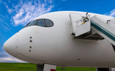 Uçak ve merdiven parçası hava boşluğunda. Merdiveni olan büyük yolcu jeti