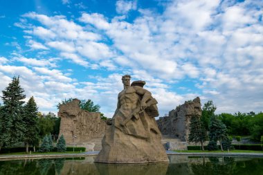 Volgograd, Rusya - Haziran 05, 2021: Mamayev Tepesi 'ndeki Stalingrad Muharebesi Kahramanları ve Sonbahar Günü Volgograd' daki Anavatan Çağrıları Anıtı